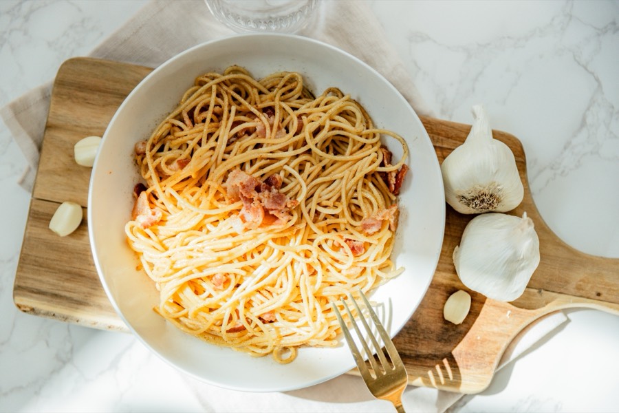 Spaghetti Bacon Garlic Butter — spaghetti with bacon in garlic butter sauce